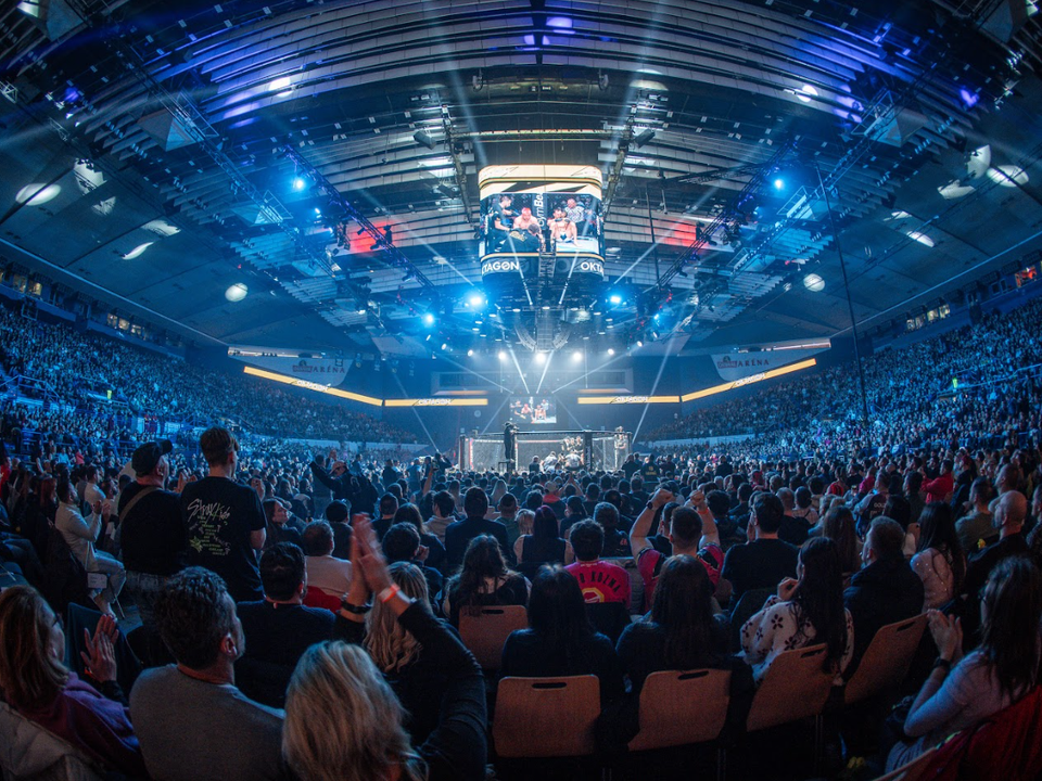 Zaplnená hala na turnaji organizácie OKTAGON.