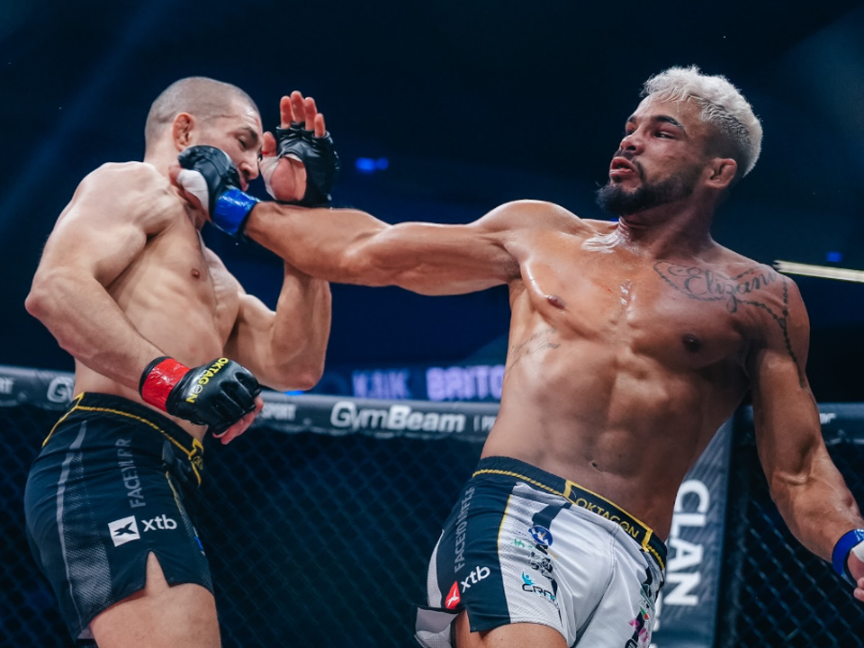 Brito zasahuje Paradeisera úderom z otočky.