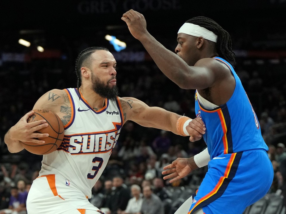 Hráč Phoenixu Dillon Brooks (vľavo)