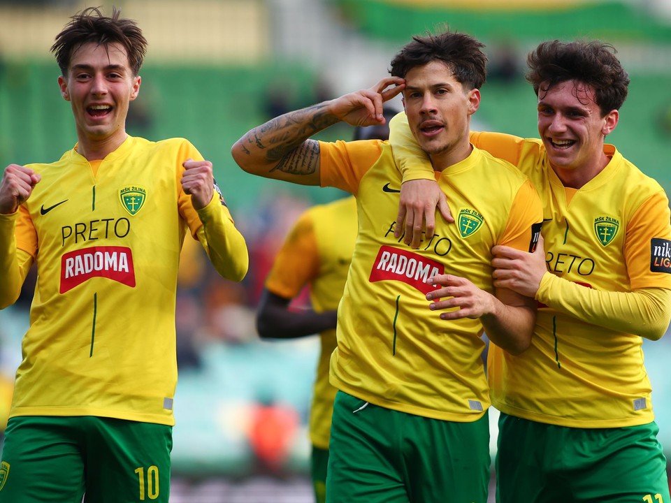 Na snímke zľava hráči Žiliny Andrei Florea, Daniel Homet a Fabian Bzdyl .