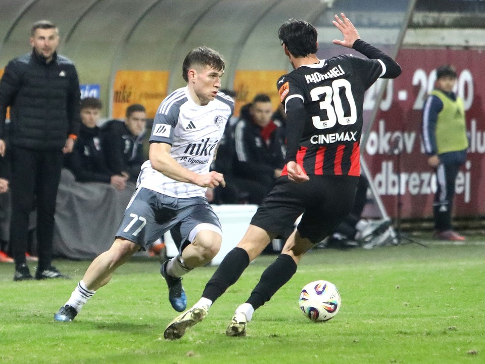 Na snímke zľava Peter kováčik (Podbrezová) a Luka Khorkheli (Trnava) počas zápasu štvrťfinále Slovnaft Cupu FK Železiarne Podbrezová - FC Spartak Trnava.