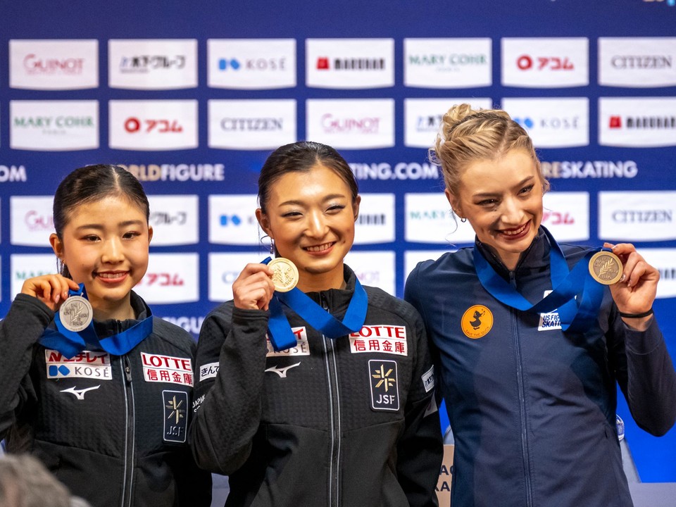 Najlepšia trojica po krátkom programe žien na MS 2026 v Prahe, v strede líderka Kaori Sakamotová, vľavo druhá Mone Čibaová a vpravo Američanka Amber Glennová.