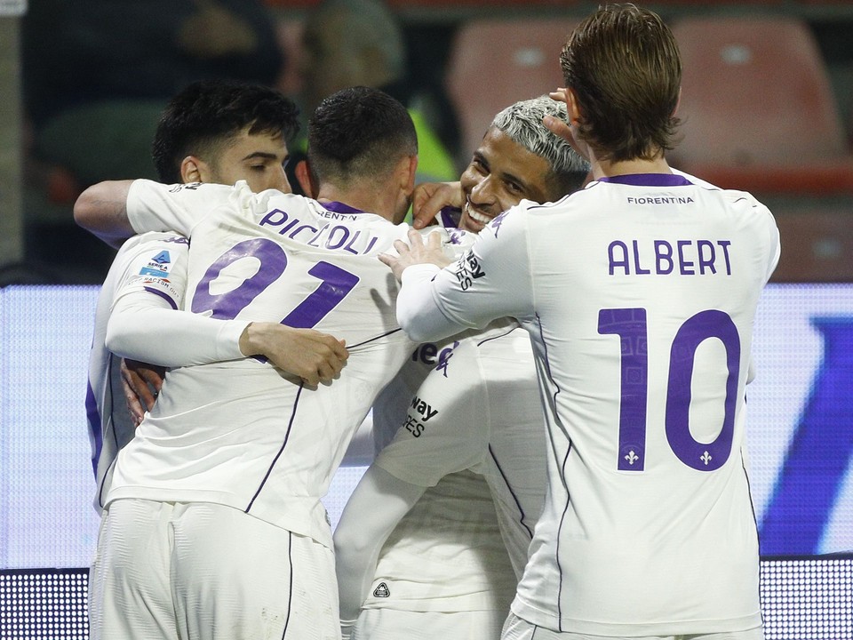 Hráči Fiorentiny oslavujú gól