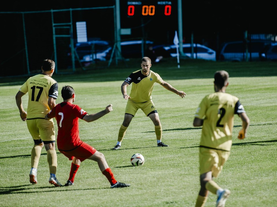 V slovenských dedinách a mestách sa odohrávajú každý týždeň stovky futbalových zápasov. 