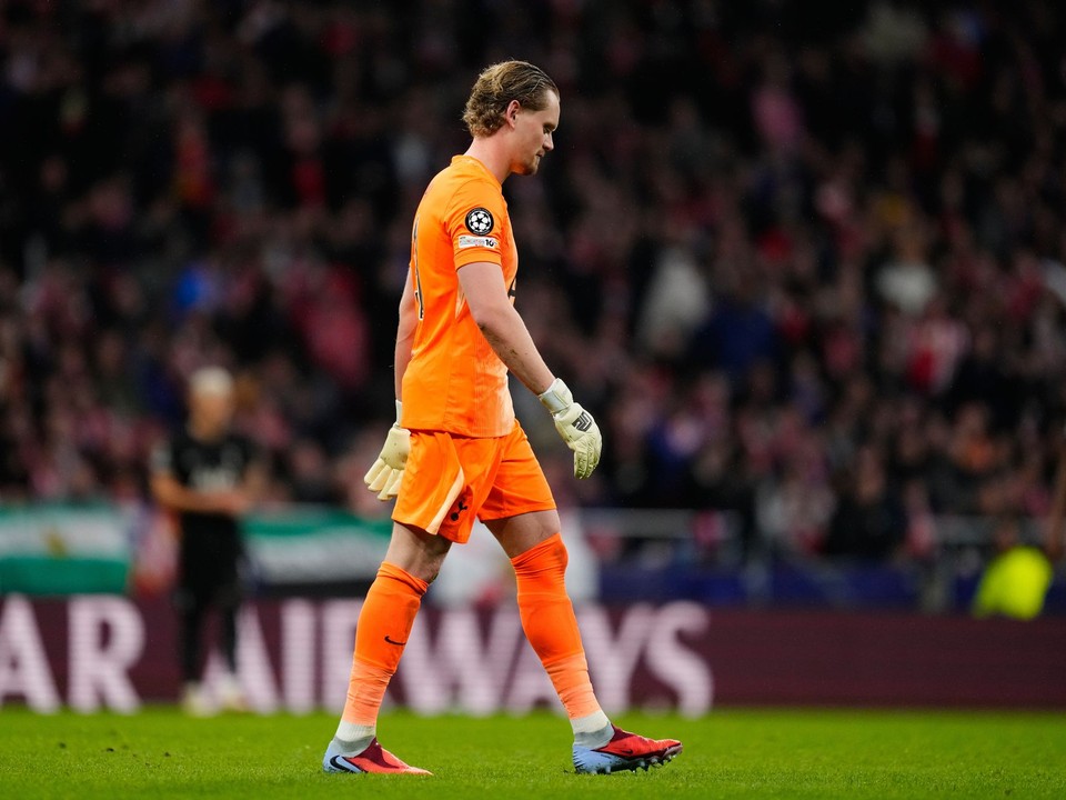 Brankár Tottenhamu Antonín Kinský odchádza z ihriska po striedaní počas prvého zápasu osemfinále Ligy majstrov Atletico Madrid - Tottenham Hotspur.