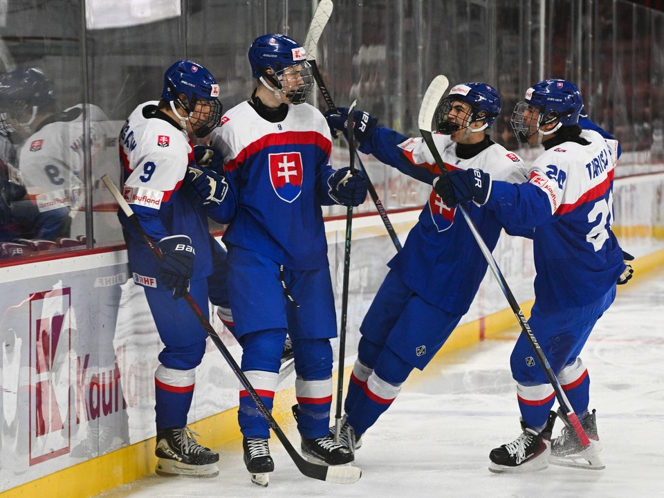 Na snímke hráči Slovenska sa tešia po prvom góle v zápase základnej A-skupiny medzi Slovenskom a Nórskom na hokejových majstrovstvách sveta hráčov do 18 rokov v Trenčíne vo štvrtok 23. apríla 2026. FOTO TASR - Martin Medňanský 

- Slovensko
- šport
- hokej
- majstrovstvá
- sveta
- do
- 18
- rokov
- MS18
- skupina
- SR
- A
- Trenčín
- TNX
- Nórsko
