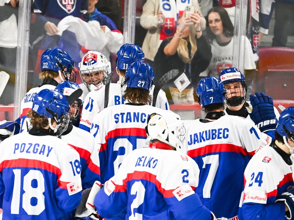 Radosť hráčov Slovenska po vyhratom zápase Slovensko – Dánsko a postupe do semifinále majstrovstiev sveta hráčov do 18 rokov.