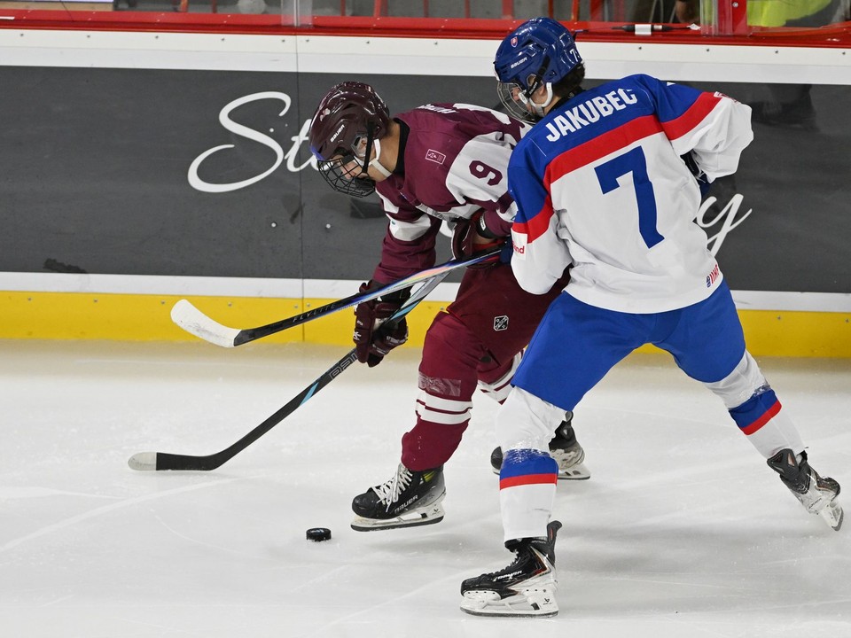 Na snímke vpravo hráč Slovenska Michal Jakubec a hráč Lotyšska Ricards Rutkis počas hokejového zápasu A- skupiny Slovensko – Lotyšsko na majstrovstvách sveta hráčov do 18 rokov IIHF 2026 v Trenčíne v pondelok 27. apríla 2026. FOTO TASR - Lukáš Grinaj

- Slovensko
- SR
- SK
- hokej
- šport
- Trenčín
- TNX 
- hráči
- do
- 18
- rokov
- MS
- Majstrovstvá 
- sveta 
- A
- skupina