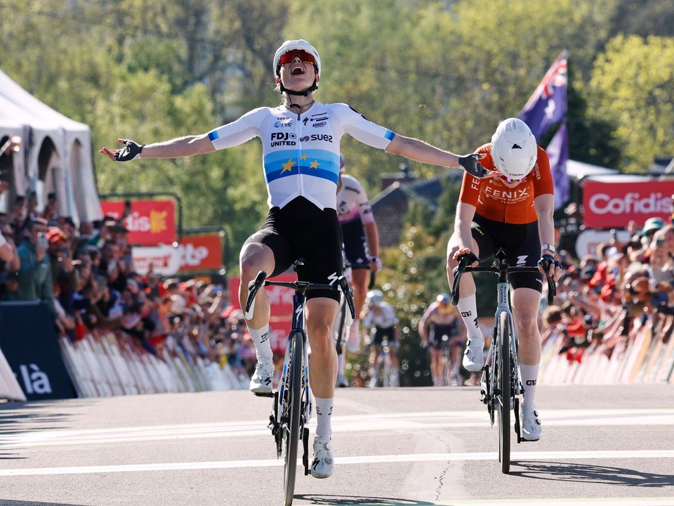 Demi Volleringová tesne zdoláva Puck Pieterseovú v závere klasiky Valónsky šíp 2026.