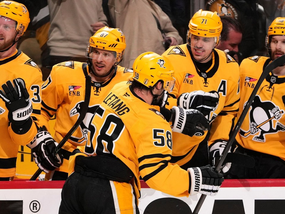 Kris Letang oslavuje gól so spoluhráči