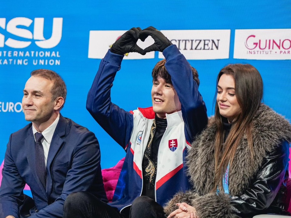 Adam Hagara a sestra a trénerka Alexandra Hagarová na majstrovstvách Európy v Sheffielde. Vľavo šéf zväzu Peter Majerník.