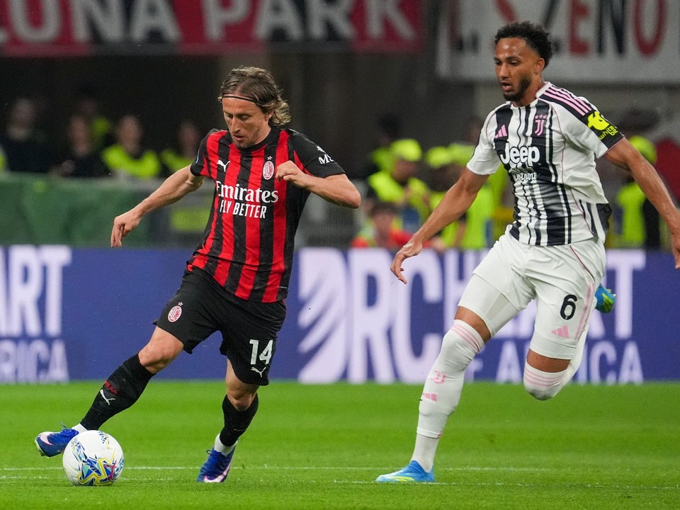 Zľava Luka Modrič a Lloyd Kelly