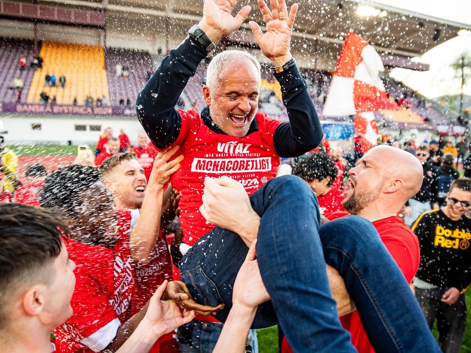 Radosť trénera Juraja Jarábeka po postupe Banskej Bystrice do najvyššej súťaže.