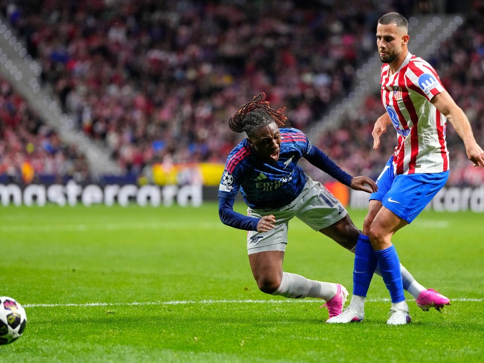 David Hancko a Eberechi Eze.