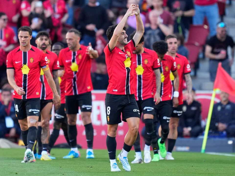 Slovenský futbalista a kapitán RCD Mallorca Martin Valjent (vľavo) reaguje po góle, ktorý strelil jeho spoluhráč Manu Morlanes.