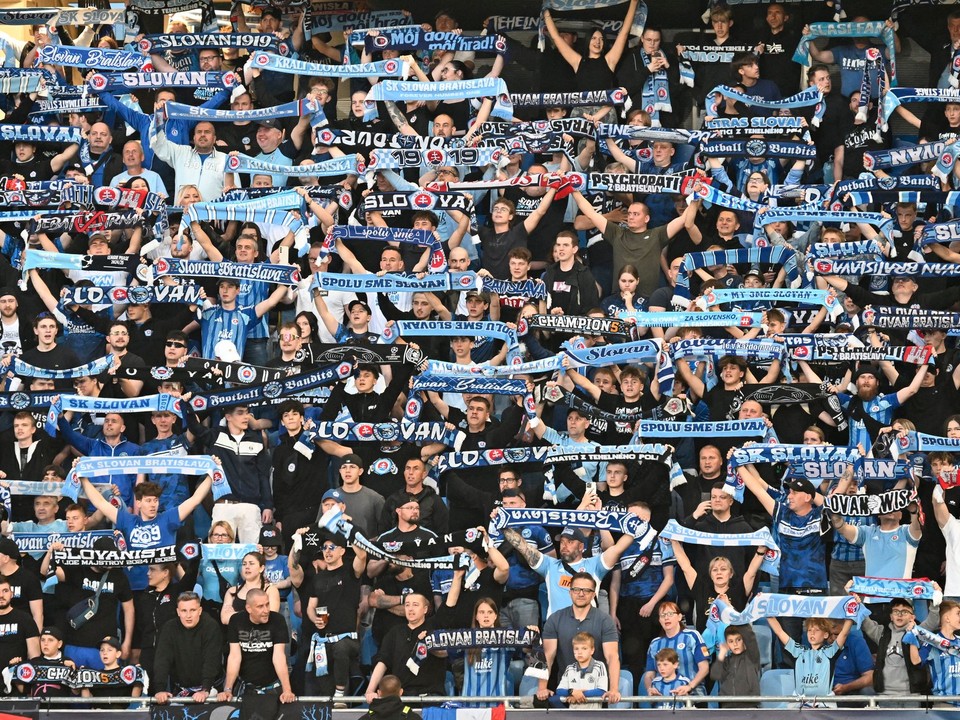 Fanúšikovia ŠK Slovan Bratislava oslavujú zisk ďalšieho titulu.