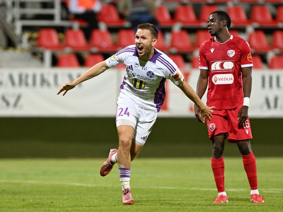Hráč Komárna Ondřej Rudzan sa teší z gólu počas odvetného barážového zápasu o Niké ligu medzi KFC Komárno - MFK Zvolen.