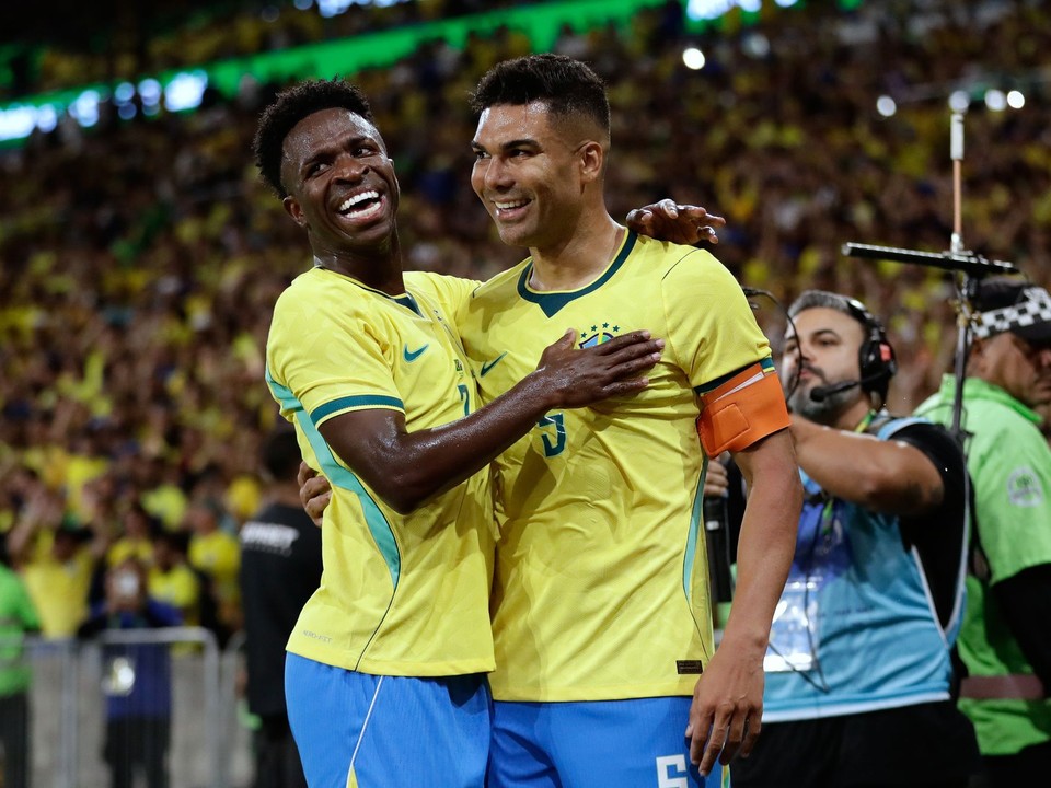 Vinicius Junior a Casemiro oslavujú gól