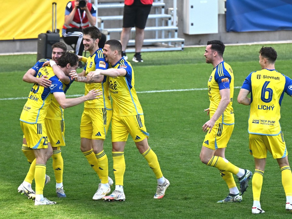 Gólová radosť hráčov Košíc počas zápasu 9. kola nadstavbovej časti Niké ligy v skupine o udržanie sa FC Košice - KFC Komárno.