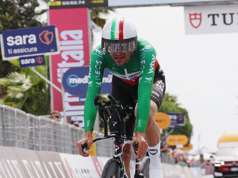 Filippo Ganna počas časovky na Giro d'Italia 2026. 