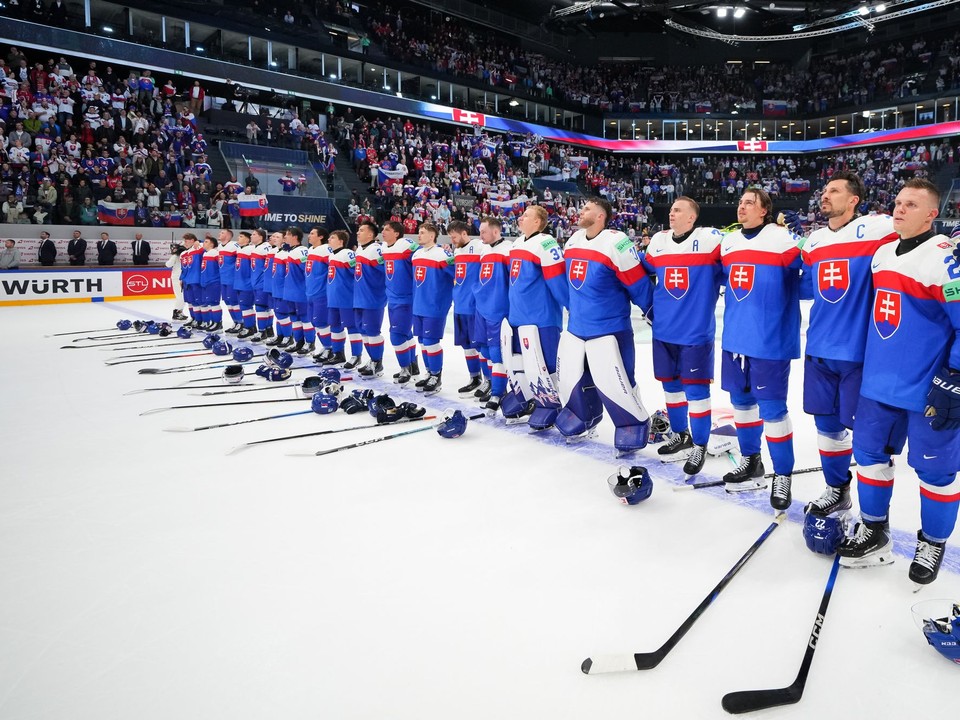 Slovenskí hokejisti počas hymny po zápase Slovensko - Nórsko na MS 2026 v hokeji.