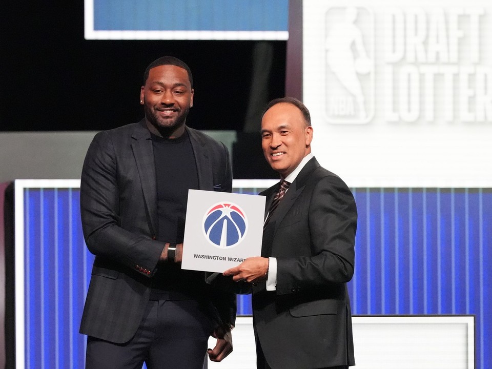 Washington Wizards hráč John Wall (vľavo) a zástupca komisára NBA Mark Tatum pózujú fotografom po tom, čo Tatum oznámil, že Wizards získali prvý výber v lotérii draftu NBA.