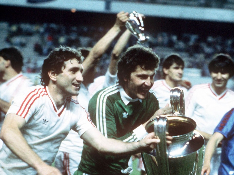 Helmut Duckadam s trofejou pre víťaza Európskeho pohára majstrov.