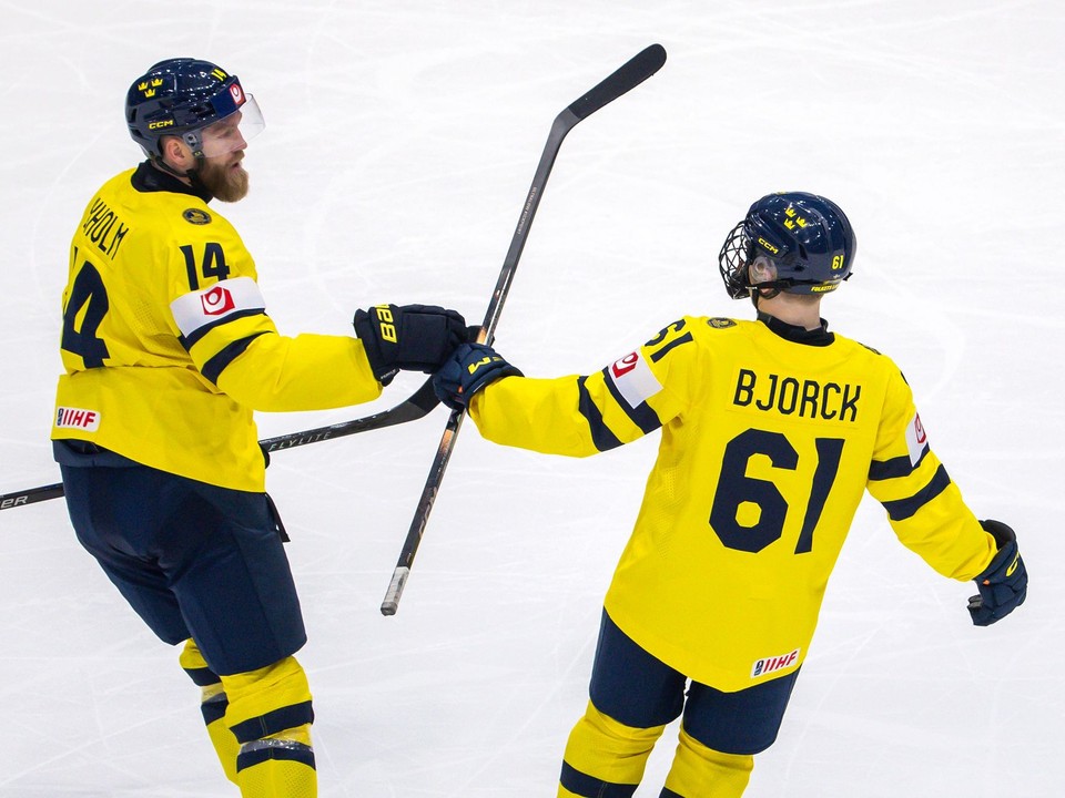 Švédski hokejisti Mattias Ekholm (vľavo) a Viggo Björck sa tešia z gólu v základnej B-skupine Dánsko - Švédsko na MS v ľadovom hokeji.