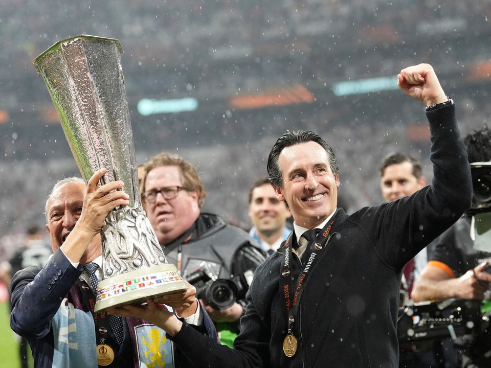 Unai Emery oslavuje triumf Aston Villy s trofejou Európskej ligy