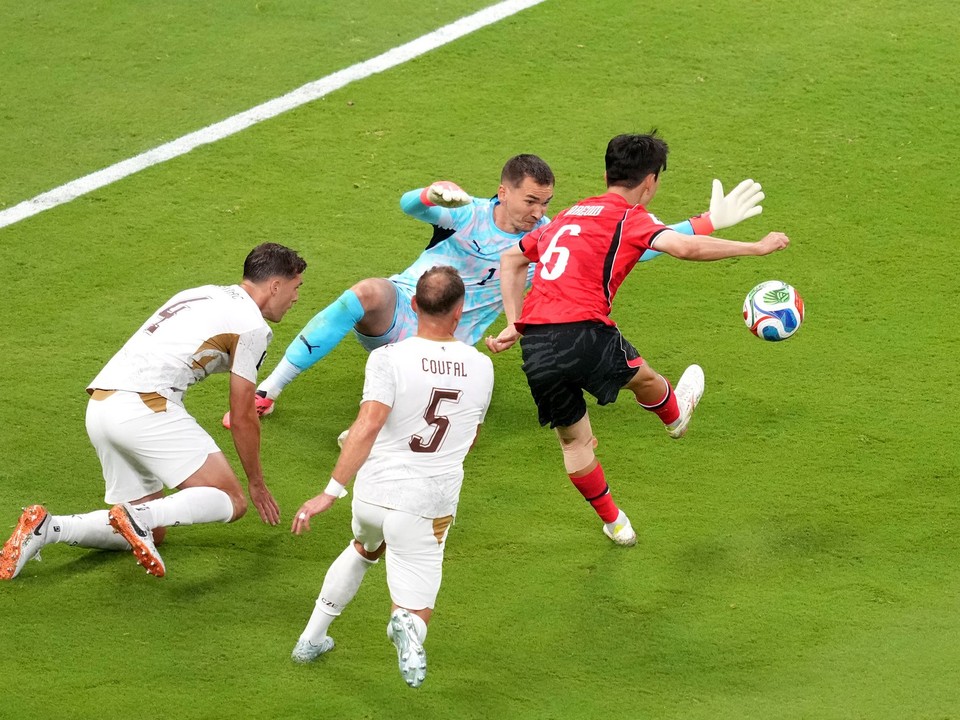 Hwang In-beom z Južnej Kórey dáva prvý gól svojho mužstva v zápase s Českou republikou. 