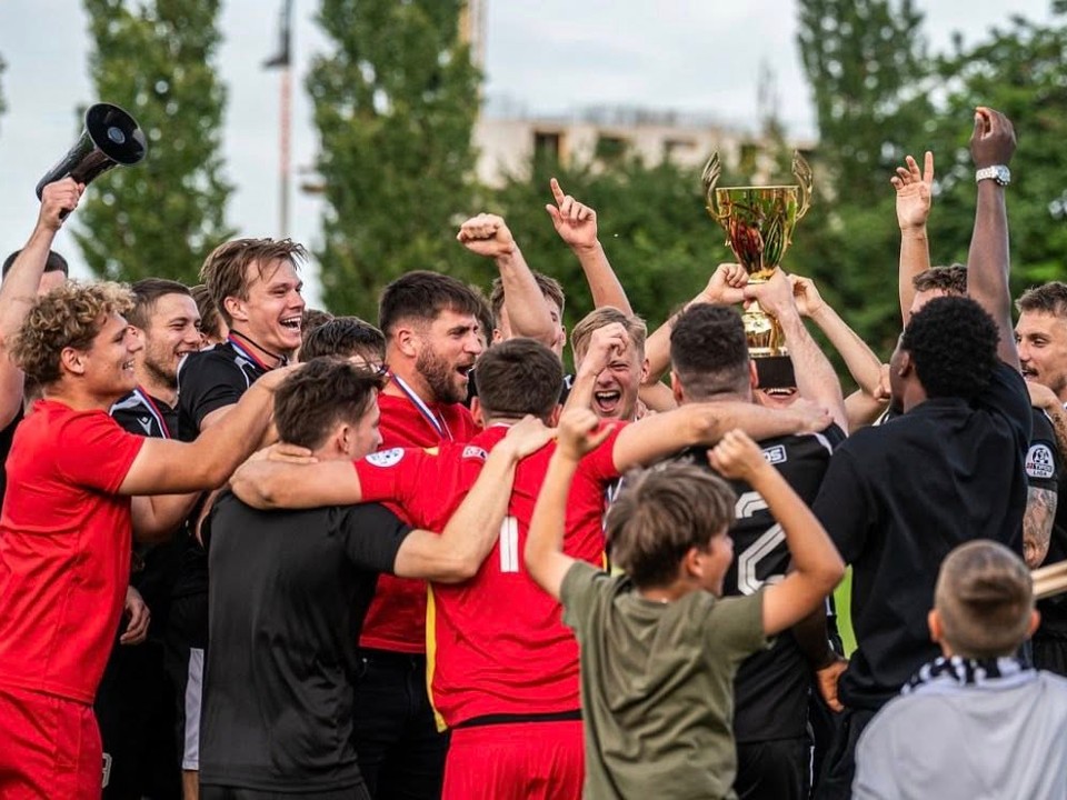 Radosť hráčov Galanty, ktorá vyhrala III. ligu Západ 2025/2026.