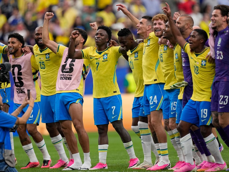 Brazílski futbalisti sa tešia po  šestnásťfinálovom zápase Brazília - Japonsko.