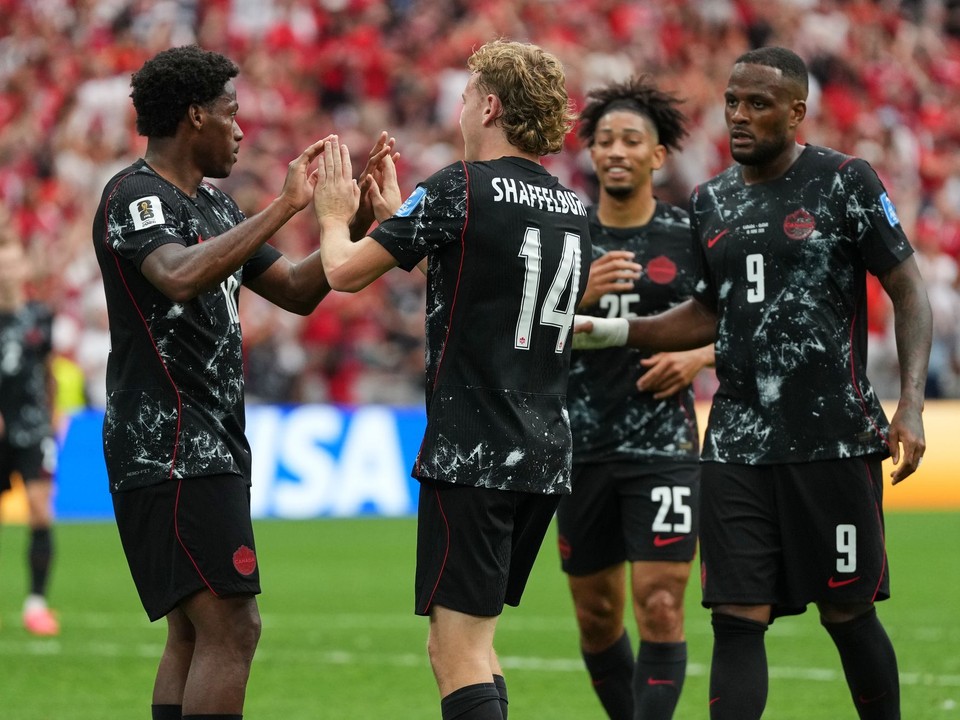 Kanadský hráč Jonathan David(vľavo) oslavuje so spoluhráčmi