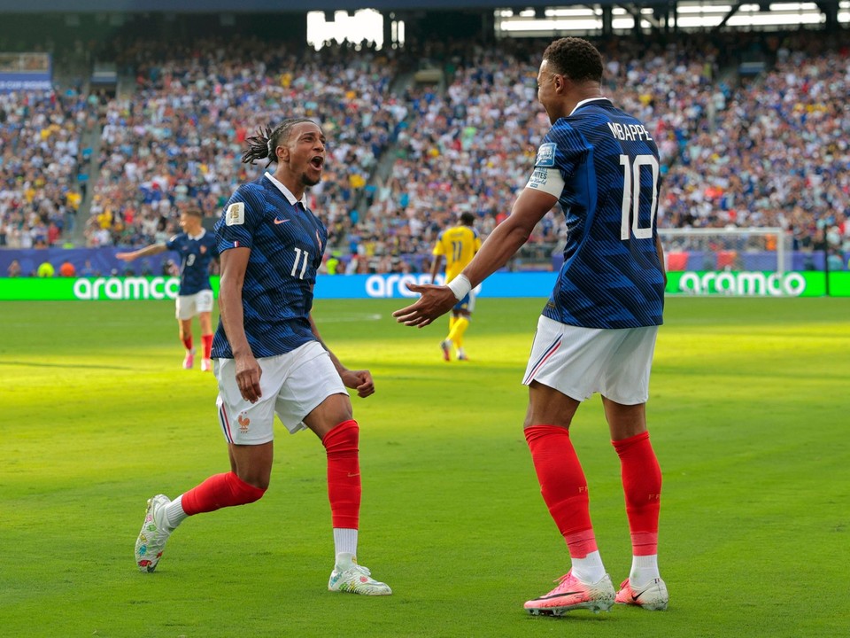 Kylian Mbappe (10) a Michael Olise (11) .