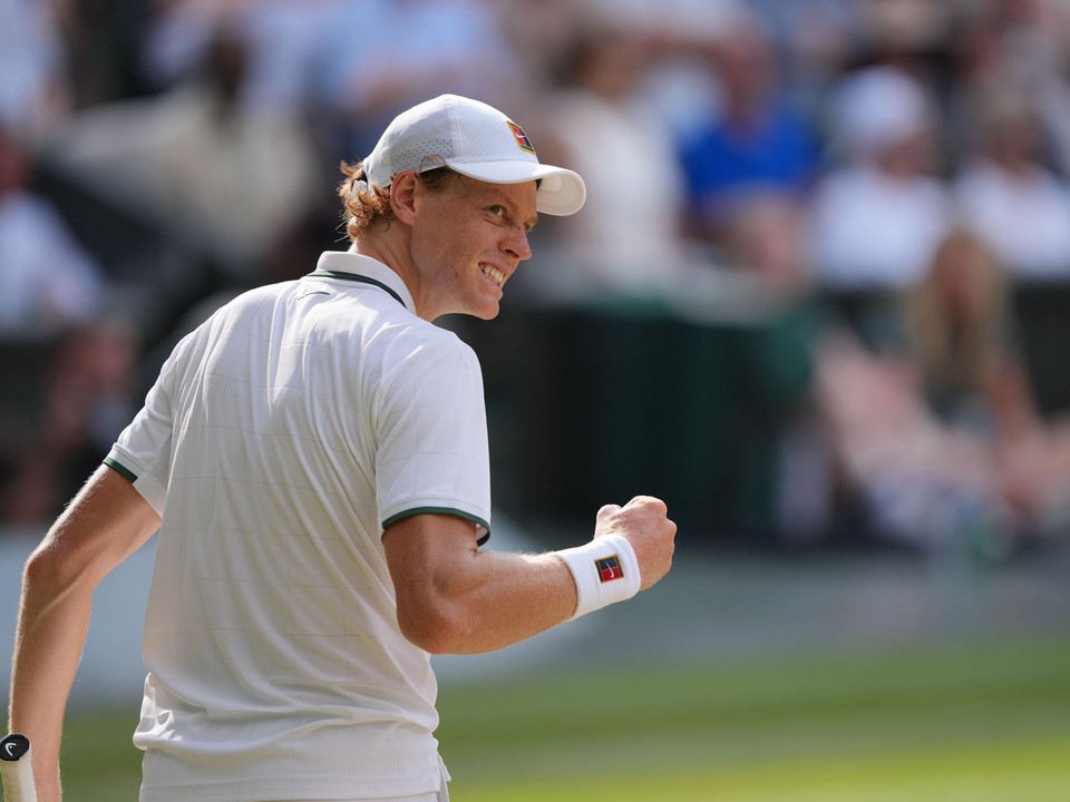 Jannik Sinner reaguje v semifinálovom zápase mužskej dvojhry Wimbledonu proti Srbovi Novakovi Djokovičovi