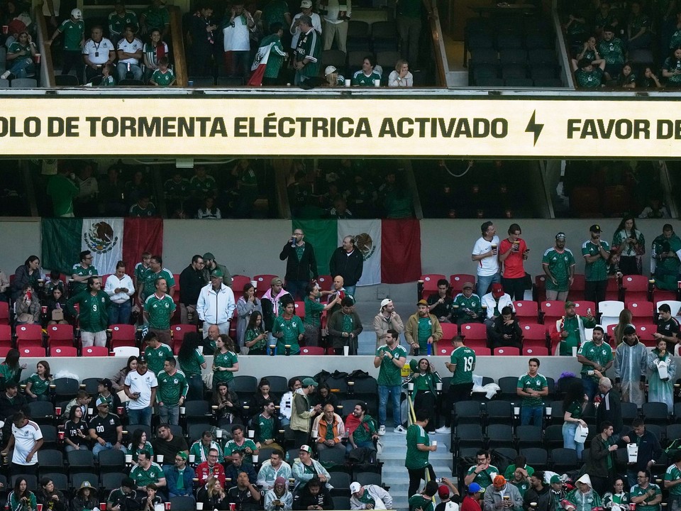 Zápas medzi Mexikom a Anglickom, ktorý sa mal konať v osemfinále majstrovstiev sveta vo futbale v Mexico City, je kvôli počasiu odložený.