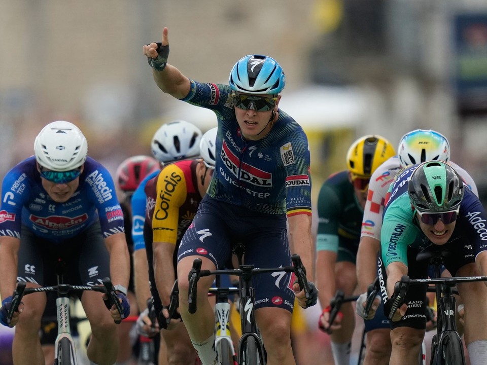 Tim Merlier oslavuje víťazstvo na Tour de France 2026.