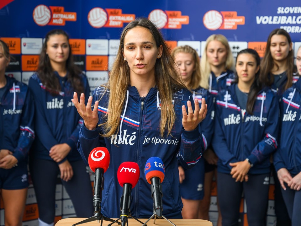 Na snímke uprostred volejbalistka Karolína Fričová počas tlačového brífingu slovenskej ženskej volejbalovej reprezentácie.