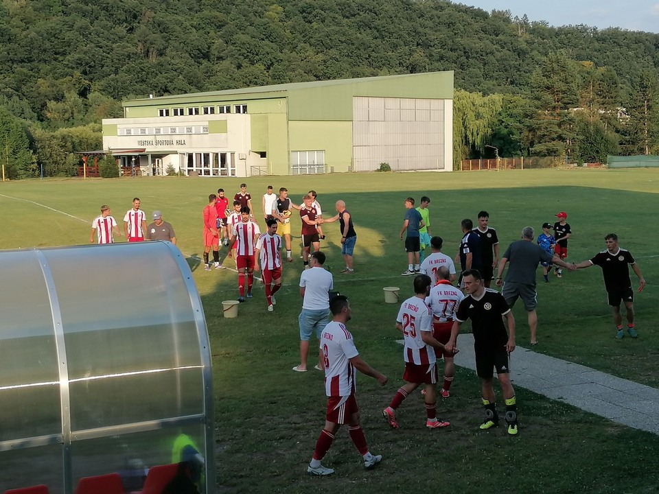 Vzájomné gratulácie súperov po zápase Slovnaft Cupu Hnúšťa - Brezno.