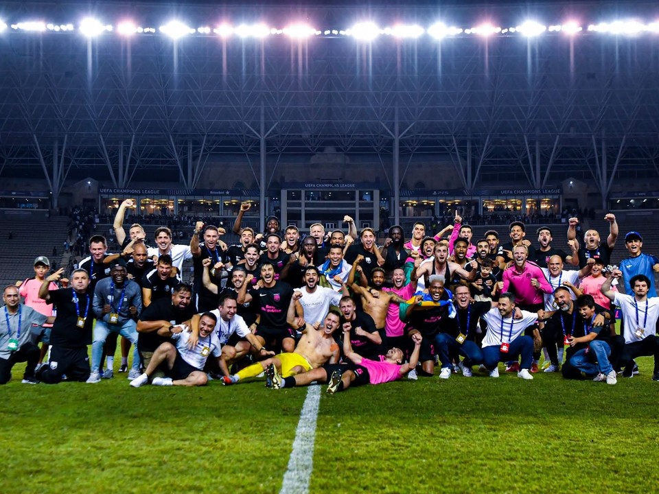 Radostná tímová fotografia FC Sabah po postupe do ligovej fázy Ligy majstrov.