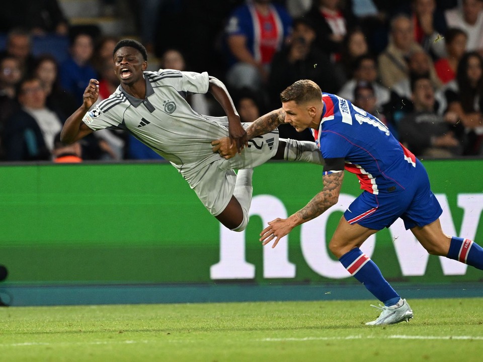 Na snímke hráč Slovana Suleiman Camara (vľavo), ktorého fauluje hráč Paríža St. Germain Lucas Digne.