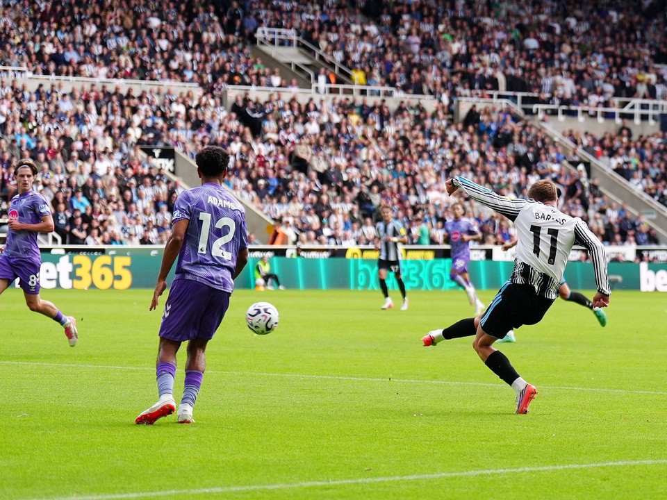 Harvey Barnes krásnym gólom znížil na 1:2.