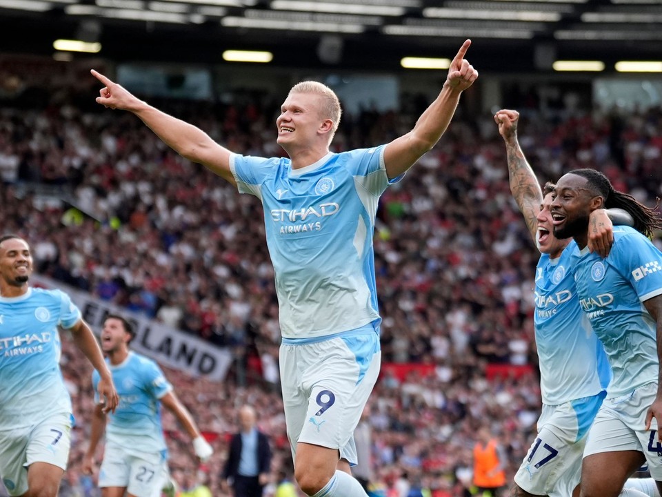 Erling Haaland oslavuje gól v manchesterskom derby.