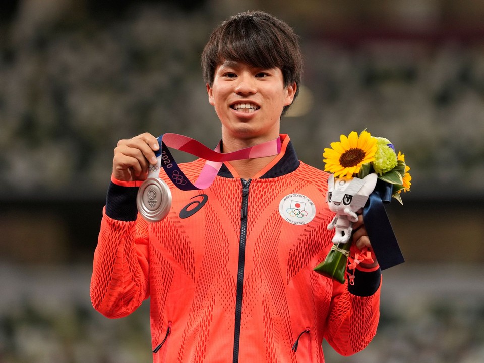 Koki Ikeda pózuje so striebornou medailou s olympiádu v Tokiu.