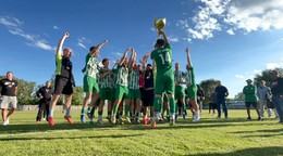 Majster šiestej ligy futbalisti Okoličnej s víťazným pohárom na ihrisku v Lipovej.