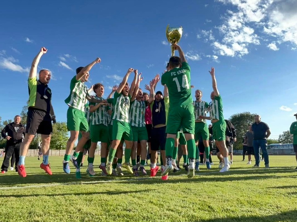 Majster šiestej ligy futbalisti Okoličnej s víťazným pohárom na ihrisku v Lipovej.