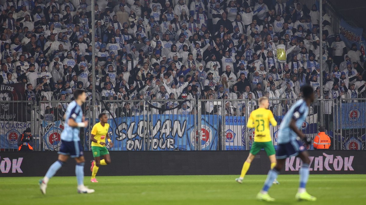 Na snímke fanúšikovia ŠK Slovan Bratislava v zápase 17. kola futbalovej Niké ligy medzi MŠK Žilina - ŠK Slovan Bratislava.