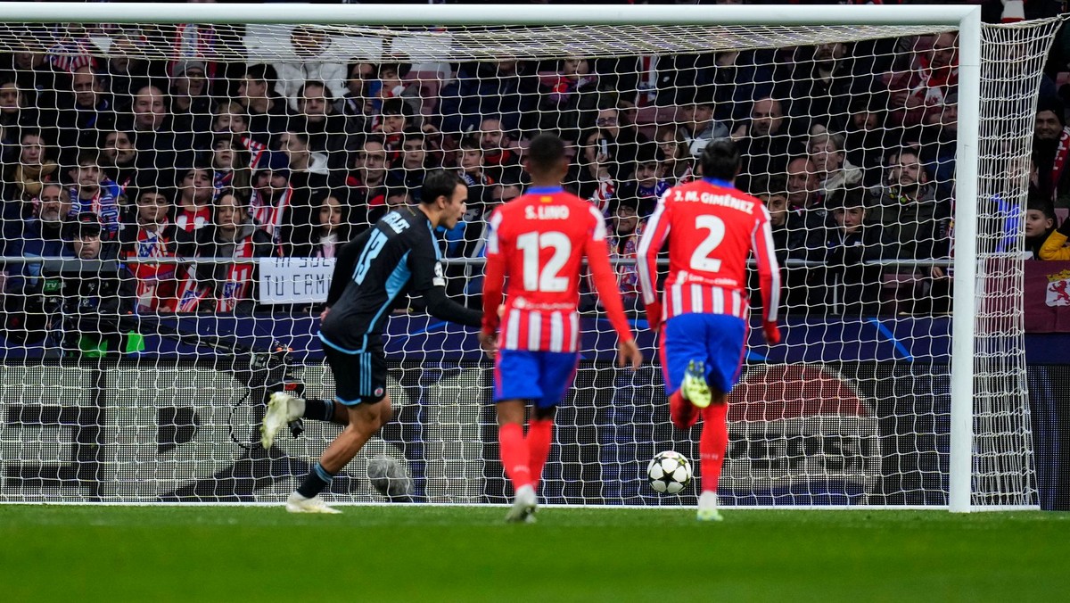 David Strelec (Slovan) sa raduje z gólu v zápase 6. kola ligovej fázy Ligy majstrov Atlético Madrid - Slovan Bratislava.