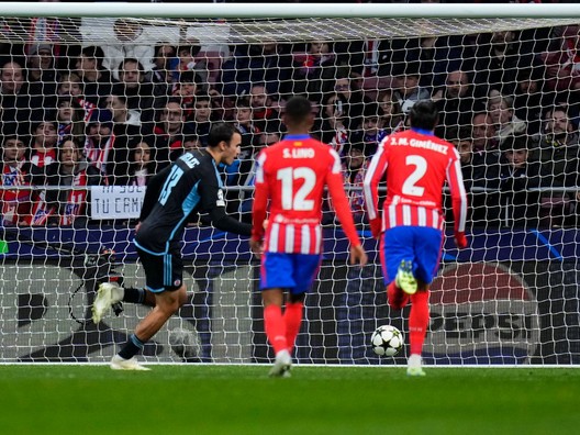 David Strelec (Slovan) sa raduje z gólu v zápase 6. kola ligovej fázy Ligy majstrov Atlético Madrid - Slovan Bratislava.