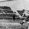 Momentka z finále MS 1930 medzi Uruguajom a Argentínou, domáci vyhrali 4:2 a získali titul.